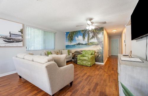 Lakeland Casa | Coastal Cabana in Lakeland with King Bed