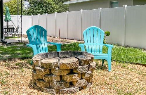 Lakeland Casa | Coastal Cabana in Lakeland with King Bed