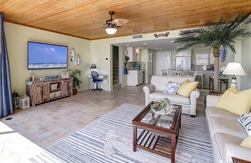 Port Aransas Condominio | Coastal Calm | Split level condo with ocean views