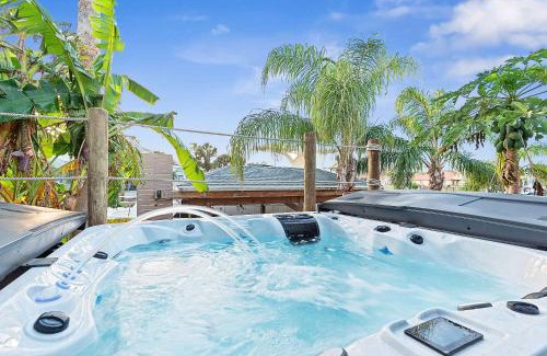Palm Harbor Casa | Coastal Canal Front Retreat with Pool & Hot Tub