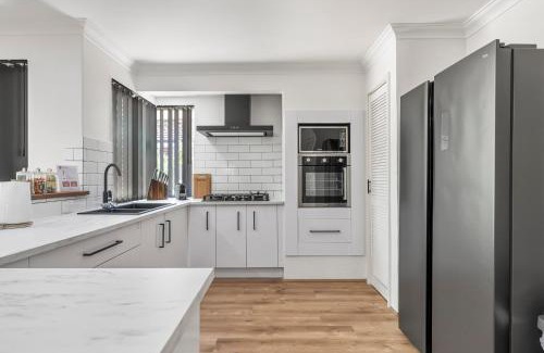 Halls Head Casa | Coastal Charm: Halls Head Getaway in Mandurah