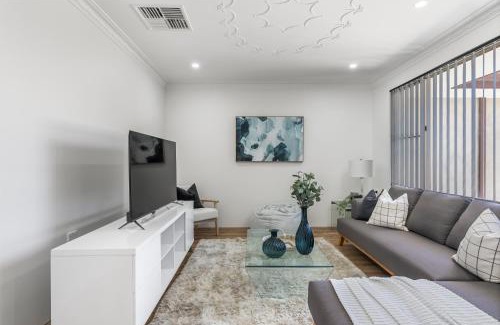Halls Head Casa | Coastal Charm: Halls Head Getaway in Mandurah