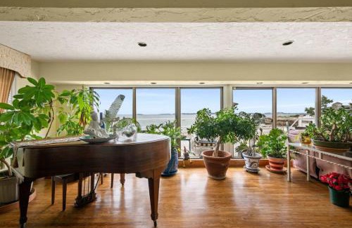 Swampscott Casa | Coastal Charm Lobster Chateau