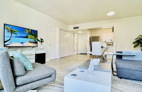 Eastern Shores Apartamento | Coastal Charm: Waterfront, Free Parking, walk to the beach
