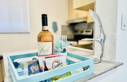 Eastern Shores Apartamento | Coastal Charm: Waterfront, Free Parking, walk to the beach