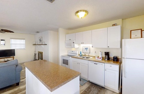 St. Augustine Beach Cabaña | 2 dormitorios / 2 baños, se admiten mascotas en Key West Style Cottage, ubicado en una comunidad frente al mar con estacionamiento gratuito, una piscina y un paseo marítimo privado a la playa
