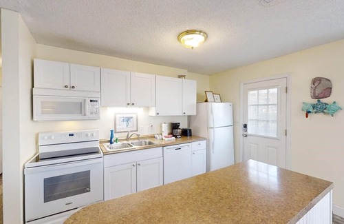 St. Augustine Beach Cabaña | 2 dormitorios / 2 baños, se admiten mascotas en Key West Style Cottage, ubicado en una comunidad frente al mar con estacionamiento gratuito, una piscina y un paseo marítimo privado a la playa
