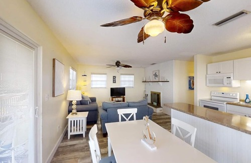 St. Augustine Beach Cabaña | 2 dormitorios / 2 baños, se admiten mascotas en Key West Style Cottage, ubicado en una comunidad frente al mar con estacionamiento gratuito, una piscina y un paseo marítimo privado a la playa