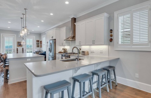 Hitch Village - Fred Wessels Homes Casa | Coastal Chic Home Steps to River Front w/ Parking + Patio by Lucky Savannah