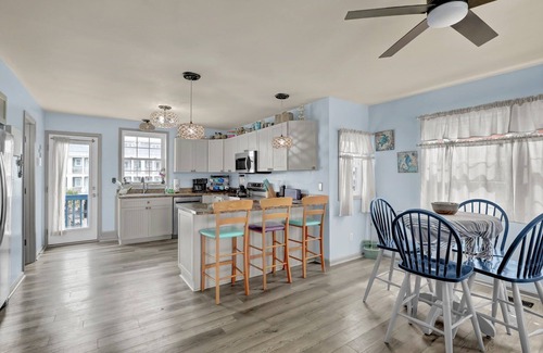 Sneads Ferry Casa | Coastal Chic Townhome | 3 Balconies & Ocean Views