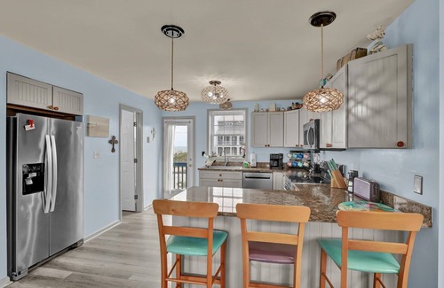 Sneads Ferry Casa | Coastal Chic Townhome | 3 Balconies & Ocean Views
