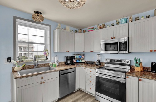 Sneads Ferry Casa | Coastal Chic Townhome | 3 Balconies & Ocean Views