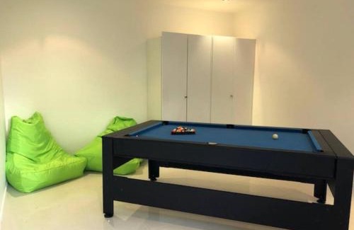Sunshine Beach Apartamento | Coastal Chic with Heated Pool, Quiet Location