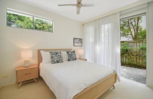 Sunshine Beach Apartamento | Coastal Chic with Heated Pool, Quiet Location