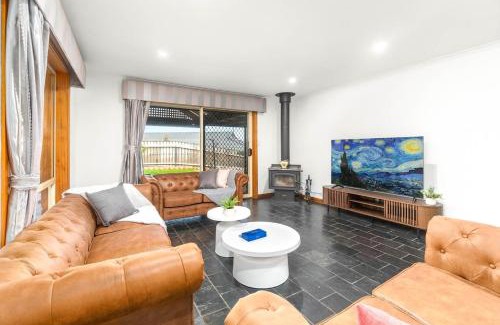 Hallett Cove Casa | Coastal Comfort 4BR Vacation Home in Hallett Cove