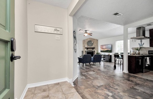 League City Casa | Coastal Comfort: Moments from the Boardwalk w/ gated boat parking!