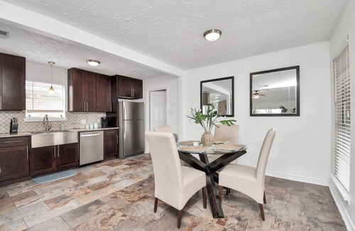 League City Casa | Coastal Comfort: Moments from the Boardwalk w/ gated boat parking!
