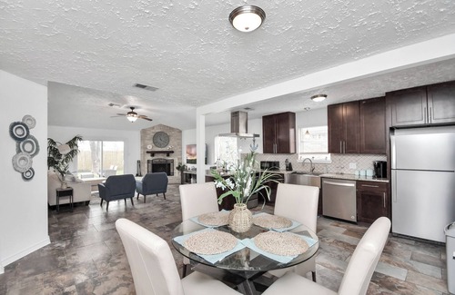 League City Casa | Coastal Comfort: Moments from the Boardwalk w/ gated boat parking!