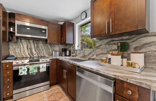 Tampa Casa | Coastal Comfort Retreat Getaway Near Hospitals