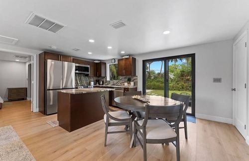 Tampa Casa | Coastal Comfort Retreat Getaway Near Hospitals