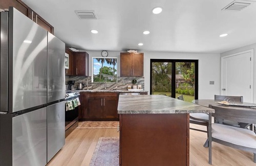 Tampa Casa | Coastal Comfort Retreat Getaway Near Hospitals