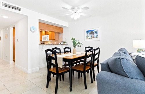 Avon By The Sea Condominio | Coastal Comfort Steps from Cocoa Beach Pier W/Heated Pool, BBQ Grills & Private Balcony