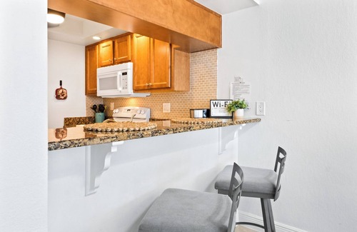 Avon By The Sea Condominio | Coastal Comfort Steps from Cocoa Beach Pier W/Heated Pool, BBQ Grills & Private Balcony