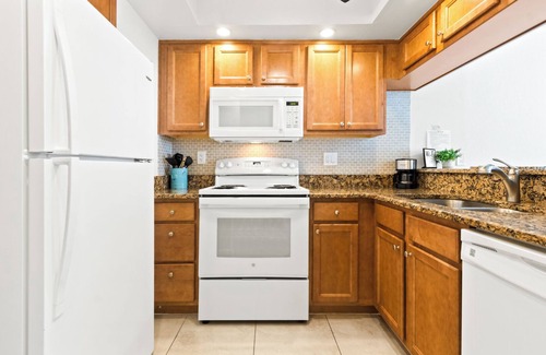 Avon By The Sea Condominio | Coastal Comfort Steps from Cocoa Beach Pier W/Heated Pool, BBQ Grills & Private Balcony