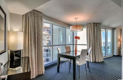 Downtown Myrtle Beach Apartamento | Coastal condo w balcony & hot tub