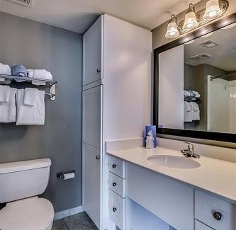 Downtown Myrtle Beach Apartamento | Coastal condo w balcony & hot tub