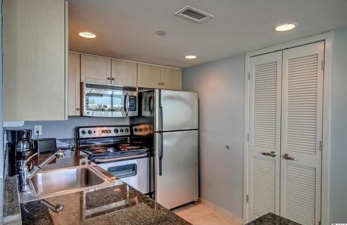 Downtown Myrtle Beach Apartamento | Coastal condo w balcony & hot tub