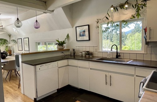 Gibsons Casa | Coastal Contemporary Retreat with Hot Tub