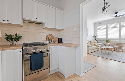 Freshwater Apartamento | Coastal Corner Contemporary Chic by the Beach