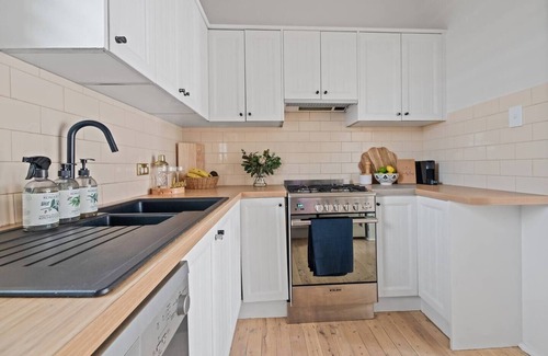 Freshwater Apartamento | Coastal Corner Contemporary Chic by the Beach