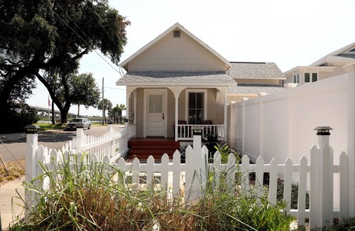 Historic District Casa | "Coastal Cottage" Hermosa casa de principios de 1900 - A pie de restaurantes, tiendas, etc. y solo 2 millas de la playa
