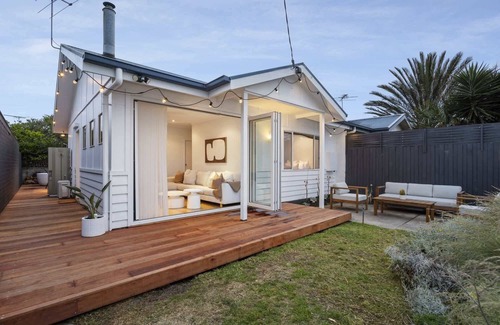Capel Sound Casa | Coastal Cottage - 200m to Beach & Pet Friendly