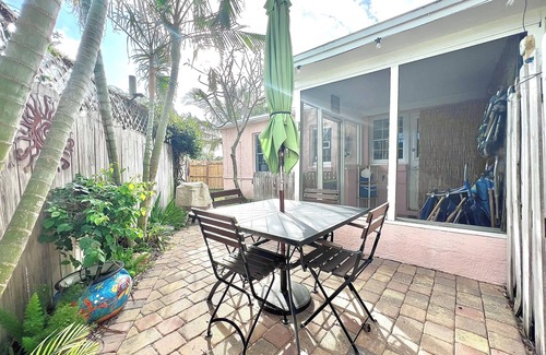Cocoa Beach Cabaña | Coastal Cottage 225 - Walk to Beach, King Bed