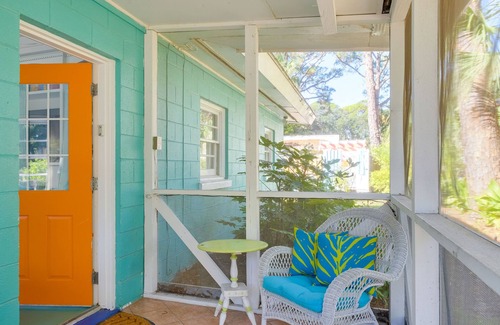 Tybee Island Cabaña | Coastal Cottage 4 Blocks from Beach, fall specials & military discounts