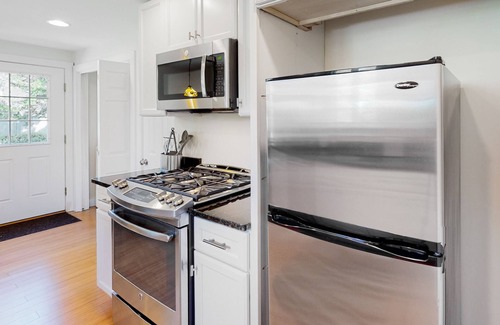 West Harwich Casa | Coastal cottage close to beaches and town - private yard, W/D, & new renovations