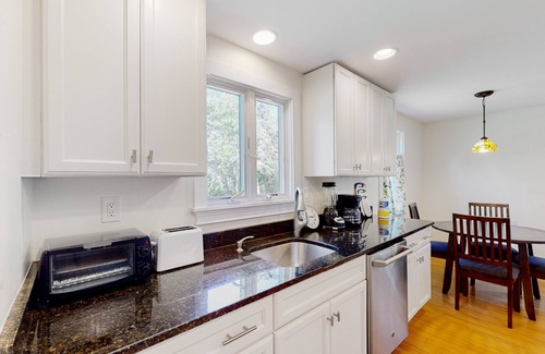 West Harwich Casa | Coastal cottage close to beaches and town - private yard, W/D, & new renovations