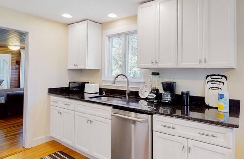 West Harwich Casa | Coastal cottage close to beaches and town - private yard, W/D, & new renovations