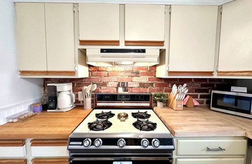 East Shore Cabaña | 2-bedroom cozy cottage centrally located