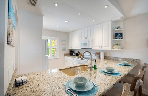 South Sarasota Casa | Coastal Cottage: Renovation Sleep 6 Hot tub, Pool