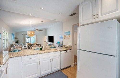 South Sarasota Casa | Coastal Cottage: Renovation Sleep 6 Hot tub, Pool