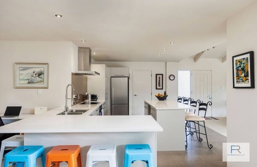 Torbay Casa | Coastal Courtyard Paradise