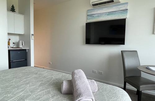 Fingal Complejo | Coastal Cove Suite with balcony - close to hot springs.