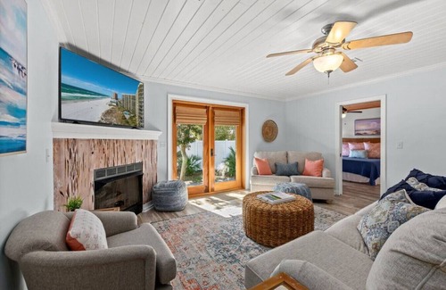 El Centro Beach Casa | Coastal Cutie: Bch Home 2Blks2Bch, BBQ, Outdoor Twinkle Lights, FREE Activities!