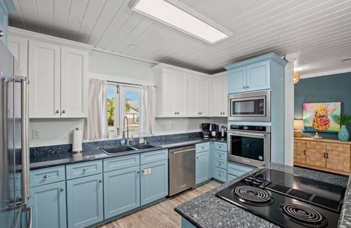 El Centro Beach Casa | Coastal Cutie: Bch Home 2Blks2Bch, BBQ, Outdoor Twinkle Lights, FREE Activities!