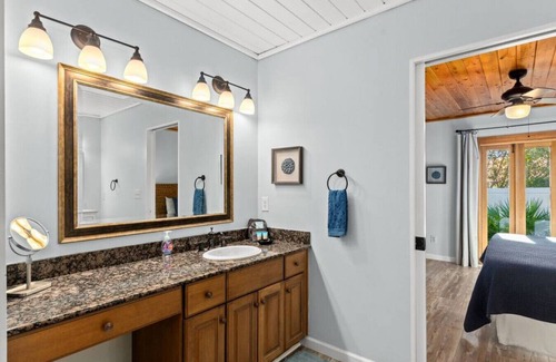 El Centro Beach Casa | Coastal Cutie: Bch Home 2Blks2Bch, BBQ, Outdoor Twinkle Lights, FREE Activities!