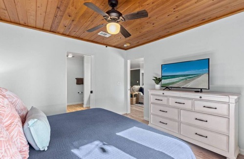 El Centro Beach Casa | Coastal Cutie: Bch Home 2Blks2Bch, BBQ, Outdoor Twinkle Lights, FREE Activities!